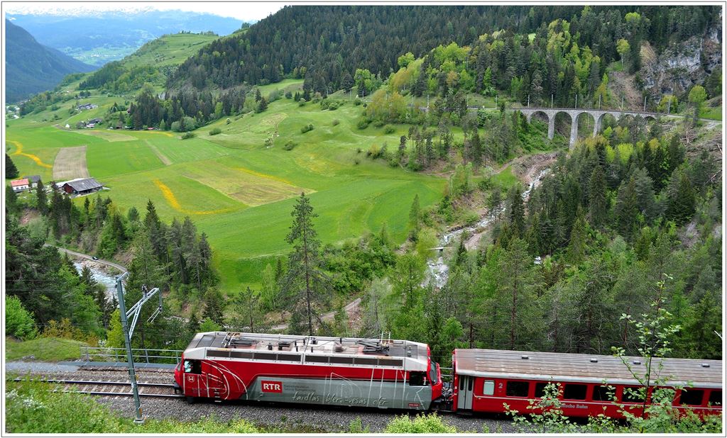 RE1141 nach St.Moritz mit Ge 4/4 III 645  Tujetsch  erreicht in Krze Filisur. Der Blick geht zurck zum Schmittentobelviadukt und das Landwassertal Richtung Tiefencastel. (22.05.2013)