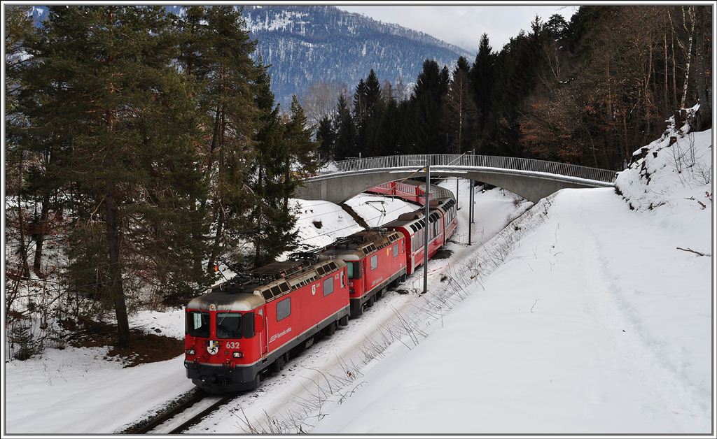 RE1144 aus St.Moritz mit Ge 4/4 II 628  S-chanf  und 632  Zizers  befindet sich zwischen Bonaduz und Reichenau-Tamins. Auch hier gab es einen viel begangenen Wanderweg mit einem unbewachten Bahnbergang. Hier wurde kurzerhand eine Fussgngerbrcke gebaut, die sich schwungvoll ber den Einschnitt schwingt. Und wieder ist ein Pfeifsignal verschwunden, das zumindest fr uns Fotografen hilfreich war, wusste man doch immer frhzeitig aus welcher Richtung sich der nchste Zug nhert.(15.02.2013)