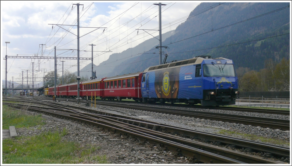 RE1144 mit Ge 4/4 III 652  Vaz/Obervaz Lenzerheide Valbella  fhrt durch Felsberg. (21.04.2010)