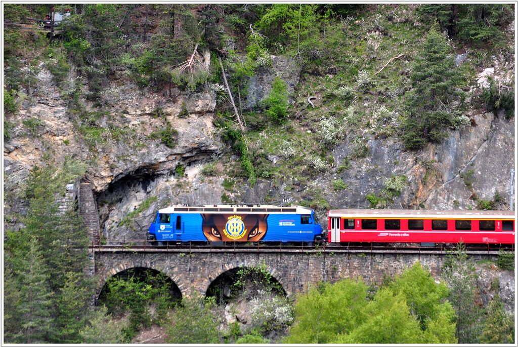 RE1144 mit der HCD-Lok 652 vor dem Zalainttunnel. (22.05.2013)