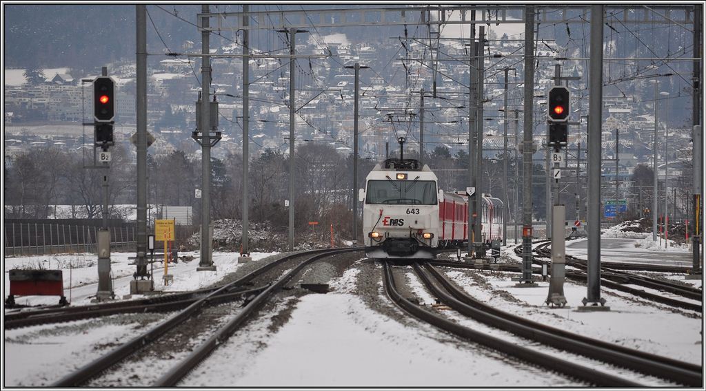 RE1145 mit Ge 4/4 III 643  Vals  in Felsberg (16.01.2013)