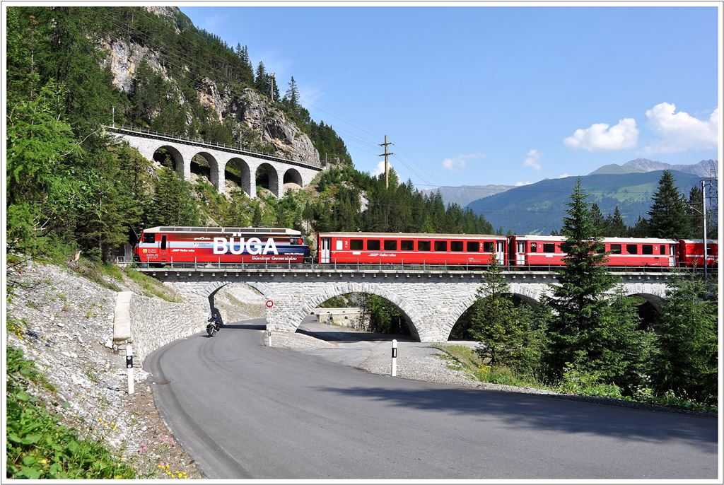 RE1145 mit Ge 4/4 III 646  Sta.Maria/Val Mstair  auf der Albulabrcke I. Anschliessend verschwindet der Zug im Rugnux-Kehrtunnel, bevor er das Rugnux-Viadukt befhrt. (18.07.2013) 