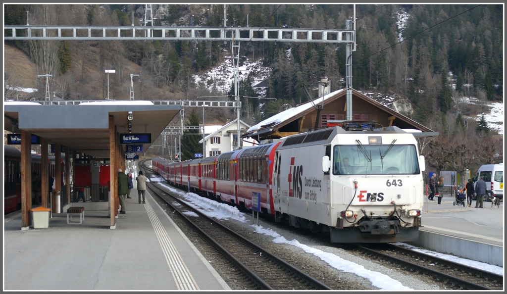 RE1148 aus St.Moritz mit Ge 4/4 III 643  Vals  fhrt in Filisur ein. (24.01.2011)