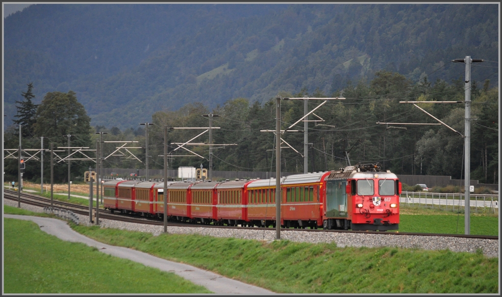 RE1148 mit Ge 4/4 II  Ilanz   aus St.Moritz kurz vor dem Ziel bei Felsberg, (17.09.2011)