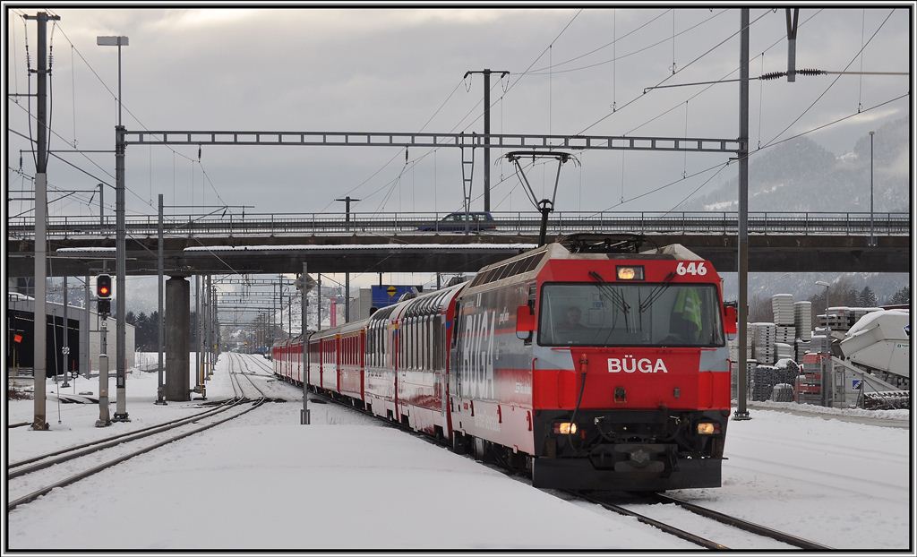 RE1148 mit Ge 4/4 III 646  Sta.Maria/Val Mstair  in Felsberg. (04.02.2013)