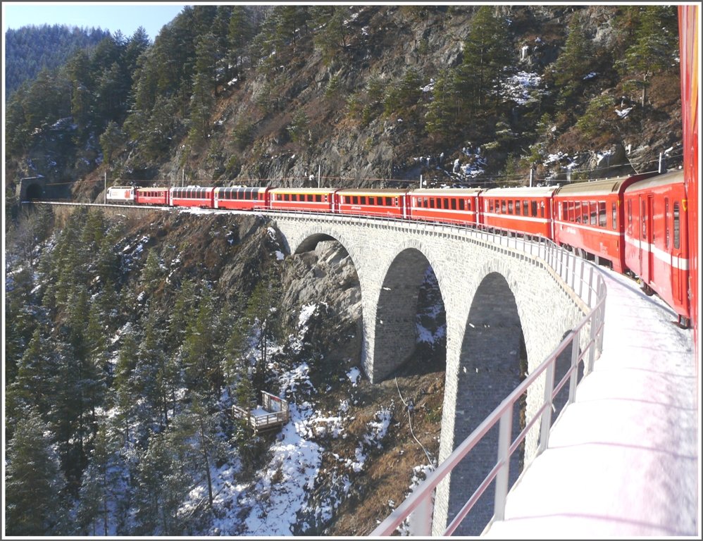 RE1148 nach Chur berquert den Landwasserviadukt. (12.01.2010)