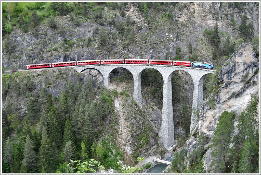 RE1149 auf dem 65m hohen Landwasserviadukt. (21.05.2013)
