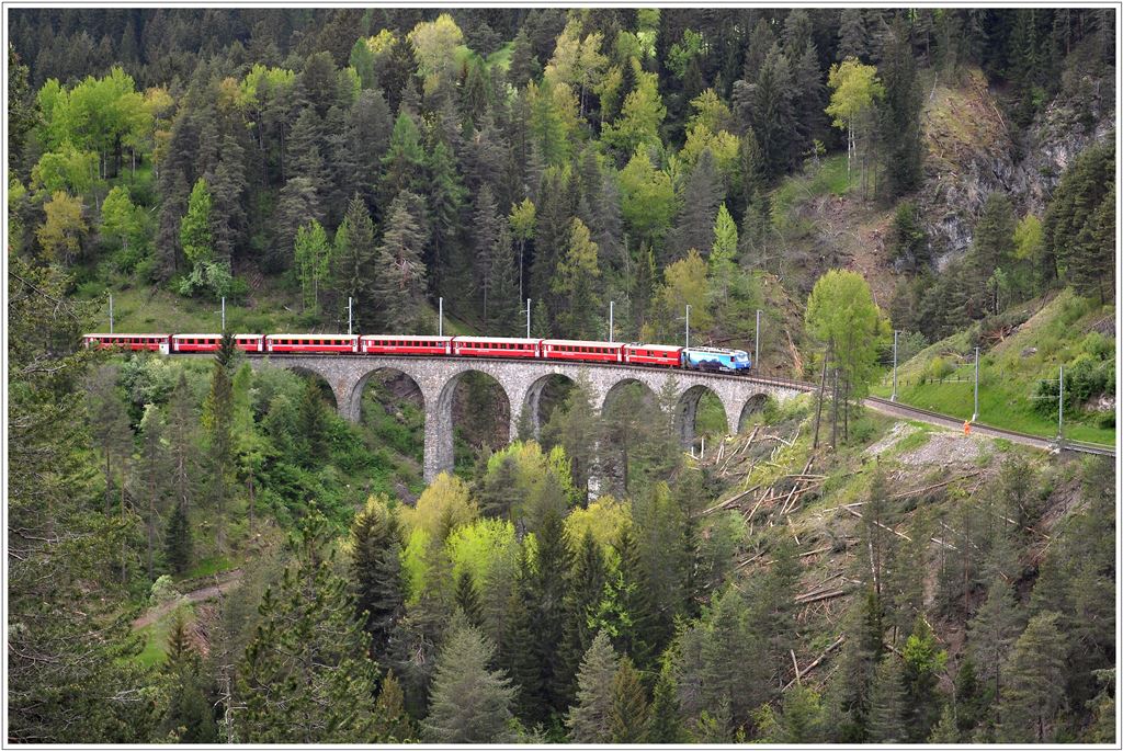 RE1149 Chur - St.Moritz mit Ge 4/4 III 647  Grsch  auf dem Schmittnertobelviadukt. Zur Zeit wird das Schmittentobel grossflchig ausgeholzt und die Brcke ist jetzt viel besser sichtbar. Aufgenommen von der Aussichtsplattform Sd beim Landwasserviadukt. (21.05.2013)