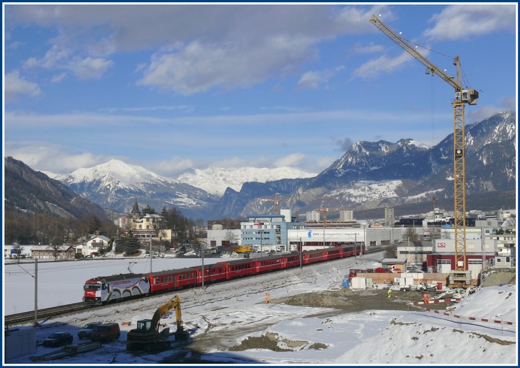 RE1149 mit Ge 4/4 III 650  Seewis-Valzeina  verlsst Chur Richtung St.Moritz. Im Hintergruind sind Vilan und Schesaplana zu sehen, auf der Grossbaustelle im Vordergrund entsteht das neue Einkaufszentrum Chur West City. In einer zweiten Bauetappe sollten hier zwei 87m hohe Wohn- und Geschftstrme entstehen. (03.02.2010)