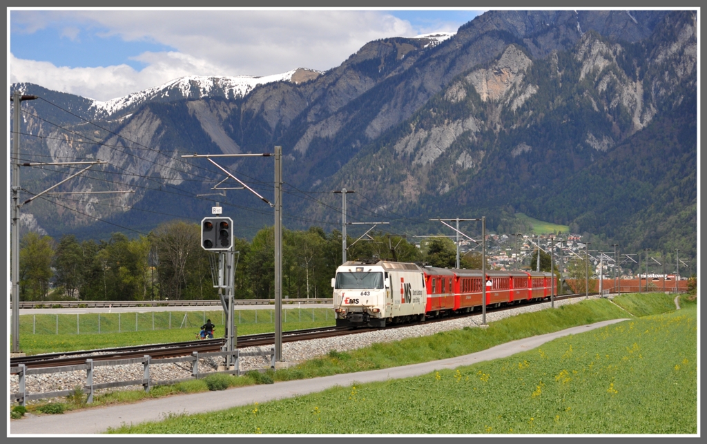 RE1149 mit Ge 4/4 III 643  Vals  nach St.Moritz bei Felsberg. (02.05.2012)