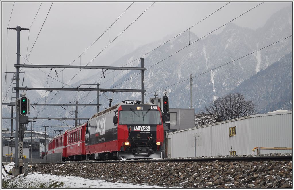 RE1149 mit Ge 4/4 III 648  Susch  in Chur West (16.01.2013)