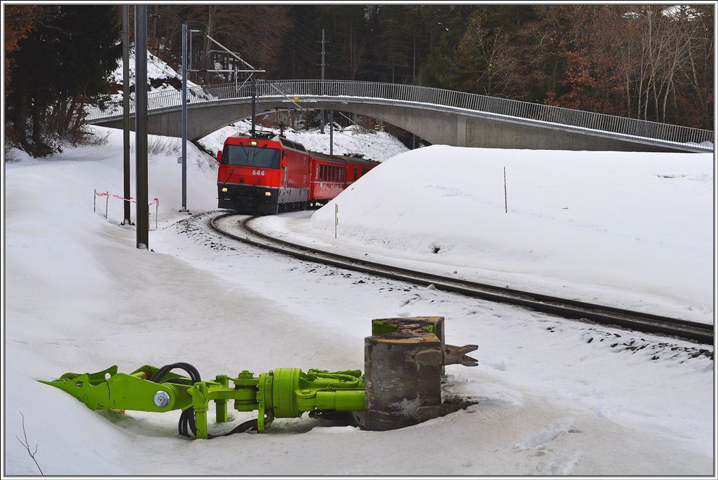 RE1149 mit Ge 4/4 III 644  Savognin  am Bonaduzer Stutz unweit der neuen Blockstelle Gurgs. Der Baggerarm wird zum Ausheben von neuen Fahrleitungsmastfundamenten bentigt. (15.02.2013)