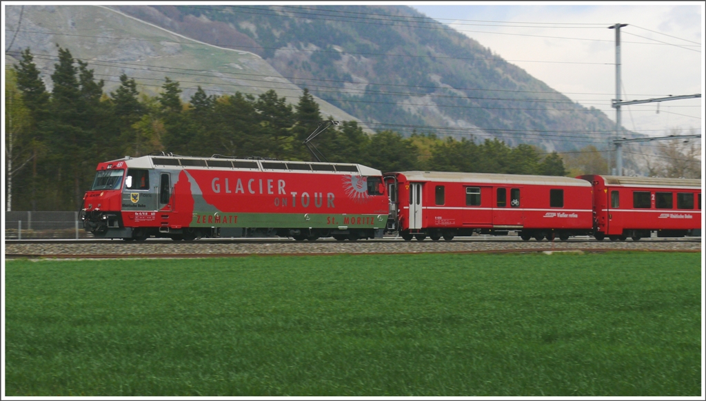 RE1149 nach St.Moritz mit Ge 4/4 III 651  Fideris  kurz vor Felsberg. (21.04.2010)