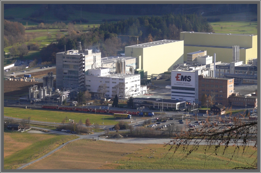 RE1149 nach St.Moritz mit Ge 4/4 III 652 *Vaz/Obervaz Valbella-Lenzerheide  bei der Haltestelle Ems Werk. (04.12.2011)