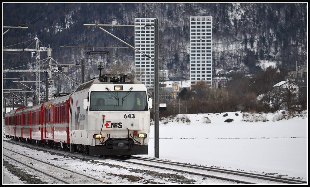 RE1149 nach St.Moritz mit der Ge 4/4 III 643  Vals  bei Felsberg. (14.12.2012)