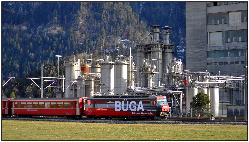 RE1149 nach St.Moritz mit Ge 4/4 III 646  Sta.Maria/Val Mstair  bei Ems Werk. (31.01.2013)