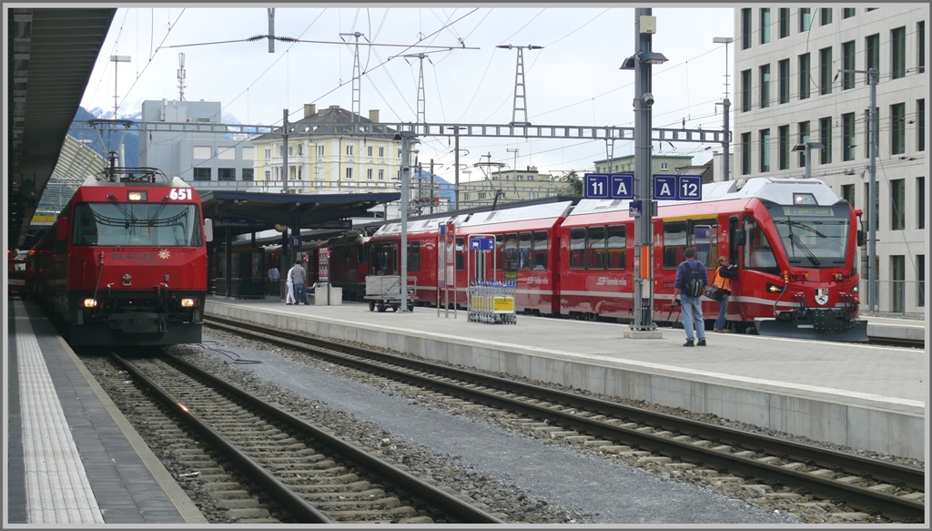 RE1152 aus St.Moritz mit Ge 4/4 III 651  Fideris  ist in Chur eingetroffen. Auf Gleis 12 steht RE1261 nach Scuol-Tarasp mit ABe 8/12 3504  Dario Cologna . (09.05.2010)