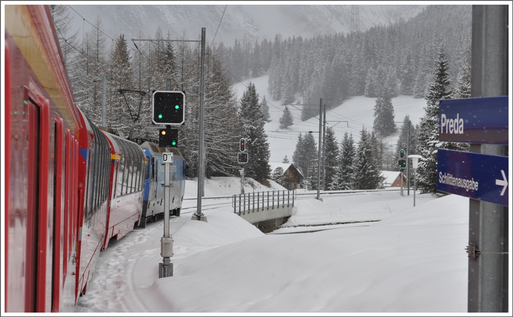 RE1152 mit Ge 4/4 III 647  Grsch  erhlt in Preda freie Fahrt, nachdem die vielen Schlittler ausgestiegen sind. (22.02.2011)