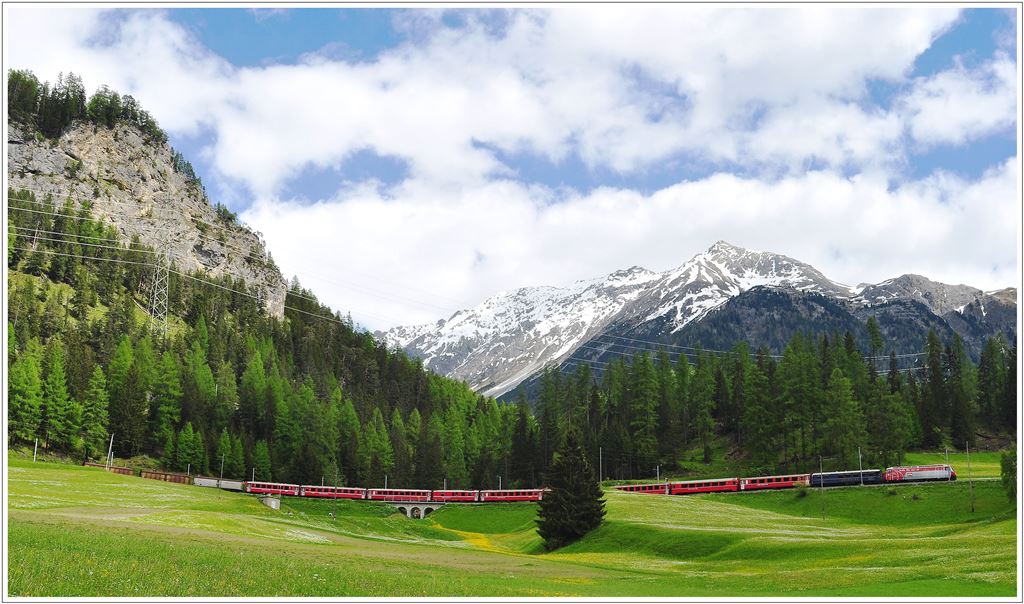 RE1152 mit Ge 4/4 III 645  Tujetsch  auf der mittleren Schleife oberhalb von Bergn. (12.06.2013)