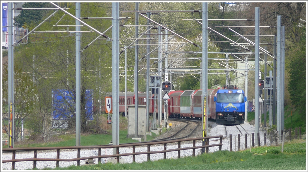RE1153 mit Ge 4/4 III 652  Vaz/Obervaz Lenzerheide-Valbella  fhrt bei Chur West ber das neu geschotterte und ersetzte Dreischienengleis Richtung Felsberg. (21.04.2010)