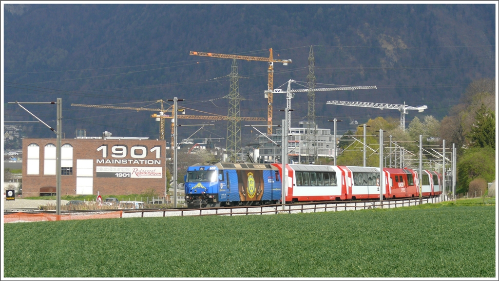 RE1153 mit GlacierExpress Wagen und Ge 4/4 III 652   Vaz/Obervaz...  bei Chur West. Im Hintergrund entsteht das neue Einkaufszentrum mit zwei Wohn- und Geschftstrmen City West. (21.04.2010)