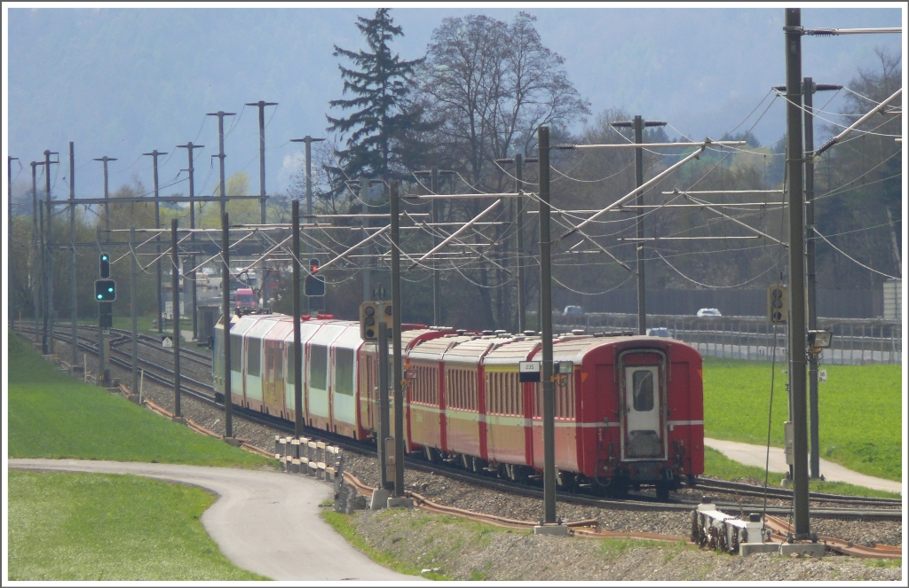 RE1153 nach St.Moritz bei Felsberg. (21.04.2010)