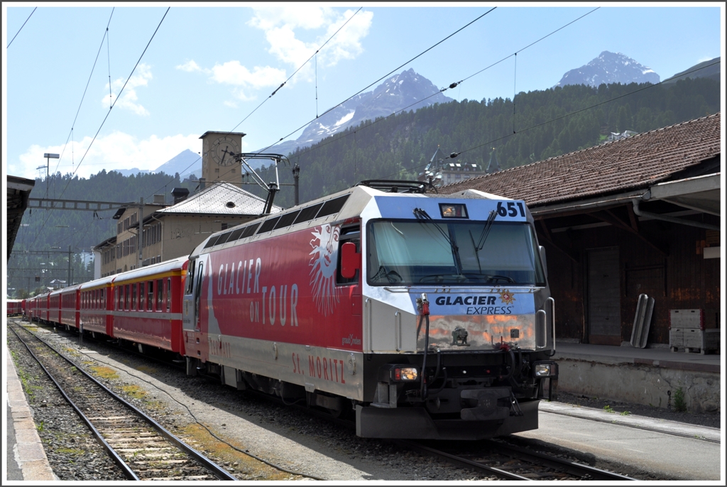 RE1156 nach Chur mit Ge 4/4 III 651  Seewis  steht in St.Moritz bereit. (21.06.2012)