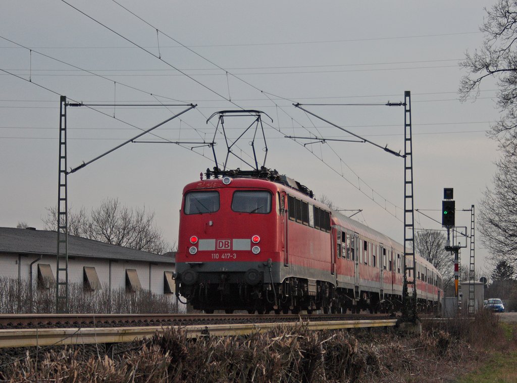 RE11594 nach Aachen mit Schublok 110 417-3 am Km 28.4 der KBS485 24.3.10