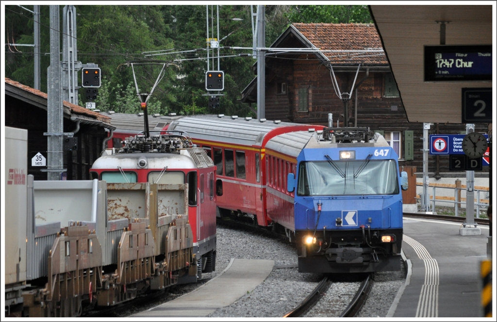 RE1160 mit der Ge 4/4 III 647  Grsch  kreuzt in Bergn einen Gterzug mit der Ge 4/4 II 631  Untervaz . (21.06.2012)