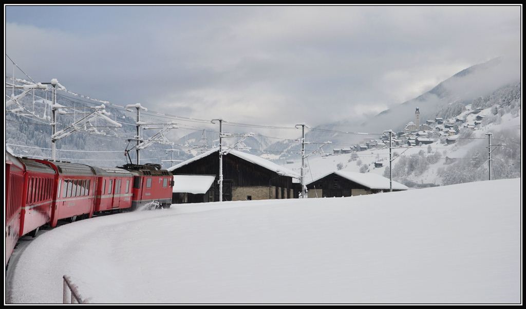 RE1216 mit Ge 4/4 II 621  Felsberg  bei Rabius-Surrein. (19.12.2012)