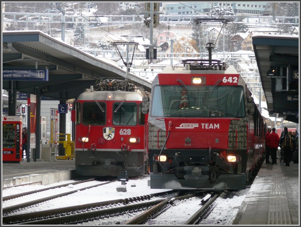 RE1216 nach Disentis/Mustr mit Ge 4/4 II 628  S-chanf  und Ge 4/4 III 642  Breil/Brigels  mit RE1125 nach St.Moritz stehen abfahrbereit in Chur. (29.01.2010)