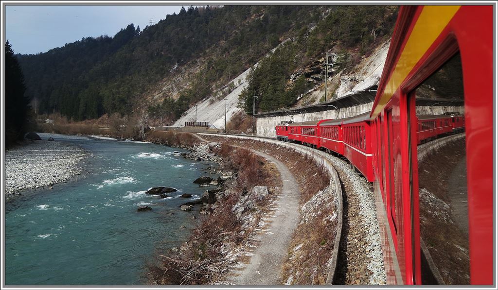 RE1220 am Vorderrhein bei Trin hinter der langen Steinschlagmauer. (14.03.2013)