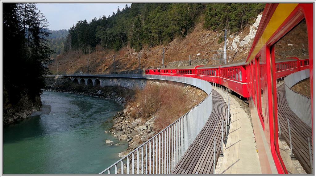 RE1220 nach Disentis/Mustr kurvt dem Vorderrhein entlang nach Trin. (14.03.2013)