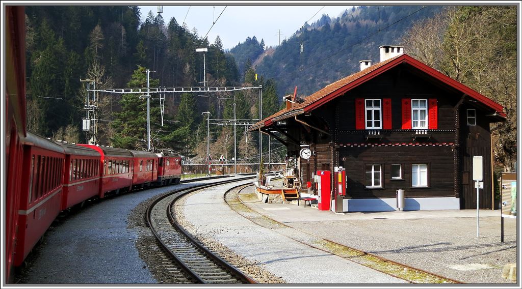 RE1220 in Trin. Weil die Wanderwege in der Rheinschlucht noch gesperrt sind, halten die Regionalzge mangels Passagieren meistens nicht in Trin. (14.03.2013)