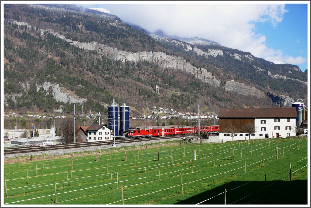 RE1224 aus Scuol-Tarasp mit Ge 4/4 II 625  Kblis  hat soeben Haldenstein verlassen. (31.03.2010)