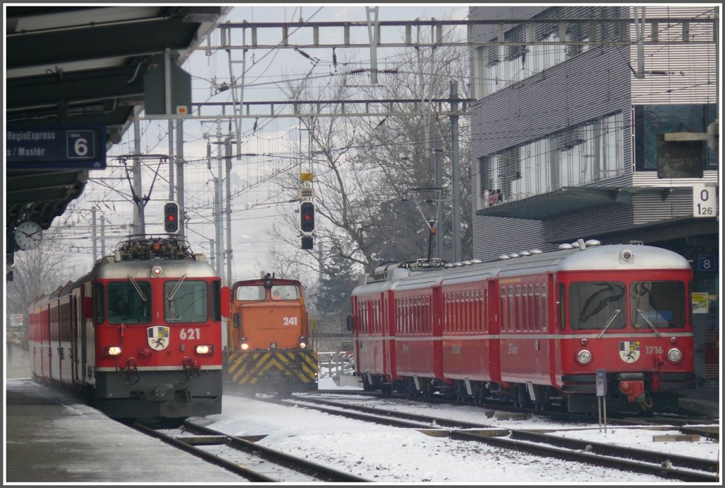 RE1224 mit Ge 4/4 II 621  Felsberg  fhrt in Landquart ein. S1 1508 wartet auf die Abfahrt nach Schiers. (12.02.2010)