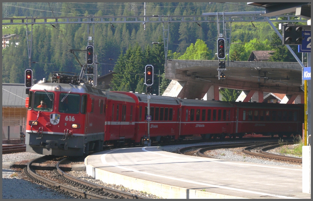 RE1224 mit Ge 4/4 II 616 aus Scuol-Tarasp erreicht den Bahnhof Klosters und hat soeben die Landquart berquert. (26.06.2010)