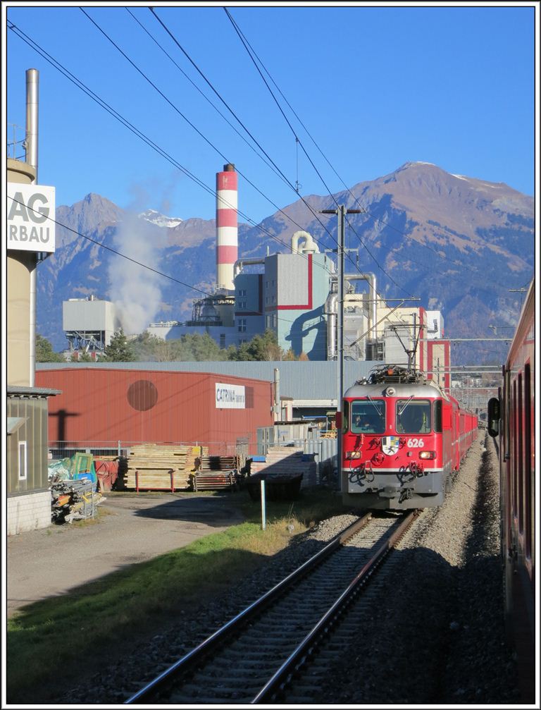 RE1224 mit Ge 4/4 II 626  Malans  kreuzt meinen Zug bei Trimmis-Untervaz. Im Hintergrund ist der Vilan und das Glegghorn zu sehen. (20.11.2012)