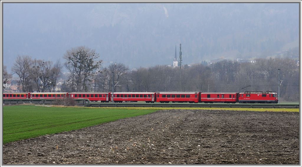 RE1224 mit Ge 4/4 II 629  Tiefencastel  zwischen Igis und Zizers. (24.03.2013)