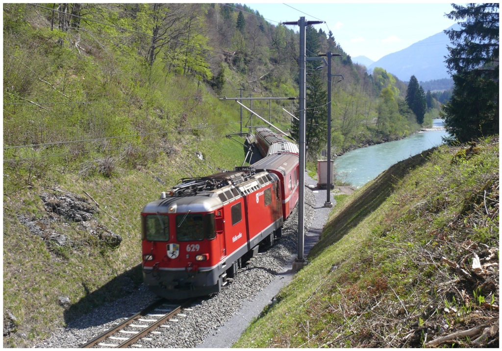 RE1224 nach Disentis mit Ge 4/4 II 629  Tiefencastel  schlngelt sich dem Vorderrhein entlang bei Trin. (28.04.2010)