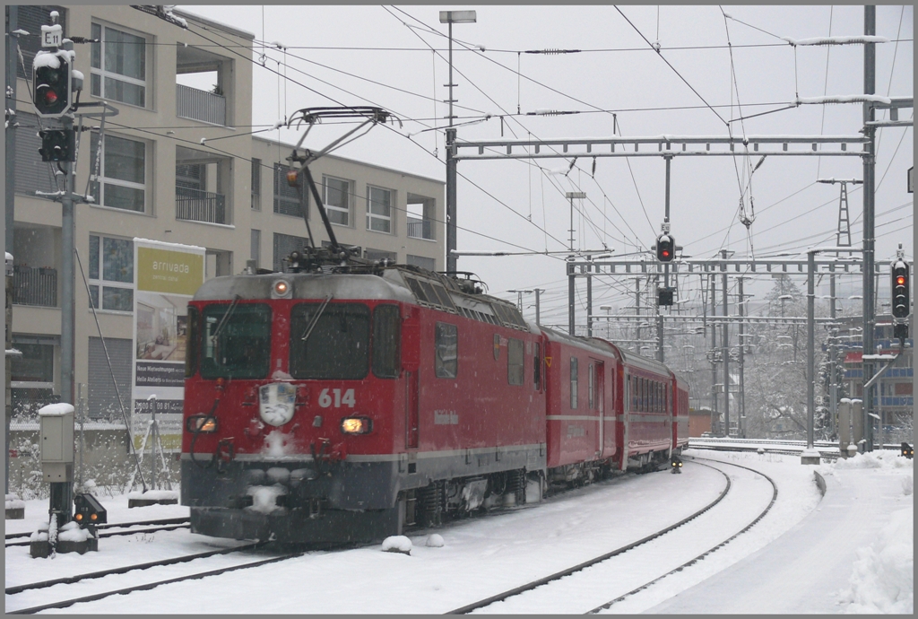 RE1224 nach Disentis mit Ge 4/4 II 614  Schiers  erreicht Chur. (11.12.2010)