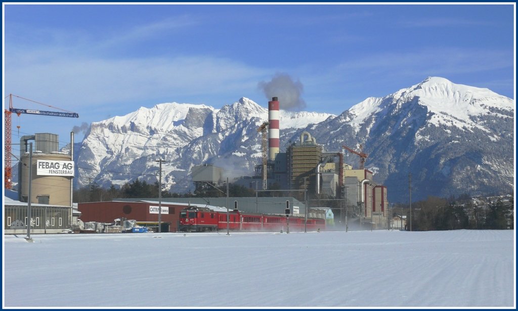RE1224 nach Disentis/Mustr mit Ge 4/4 II 612  Thusis  passiert die KVA Trimmis. (01.02.2010)