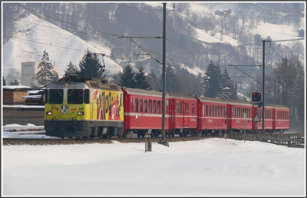 RE1228 aus Scuol mit Ge 4/4 II 611  Landquart  kommt von Grsch herunter und fhrt ohne Halt durch Seewis-Valzeina. (12.02.2010)
