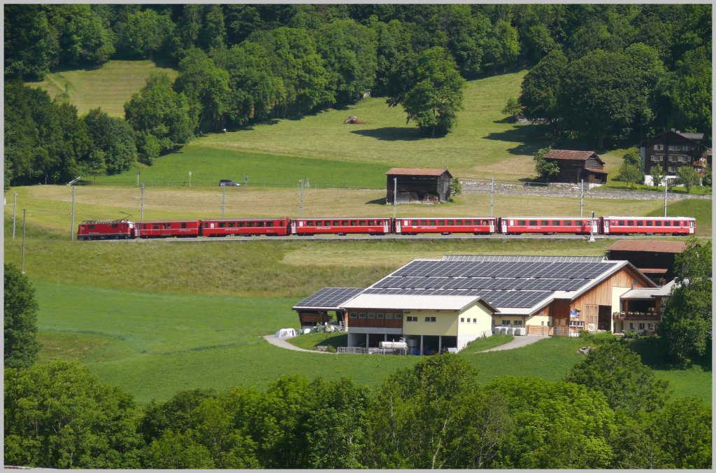 RE1228 bei Klosters Dorf. Die RhB drfte mit diesen Sonnenkollektoren noch nicht betrieben werden, aber zumindest die Melkmaschinen. (26.06.2010)