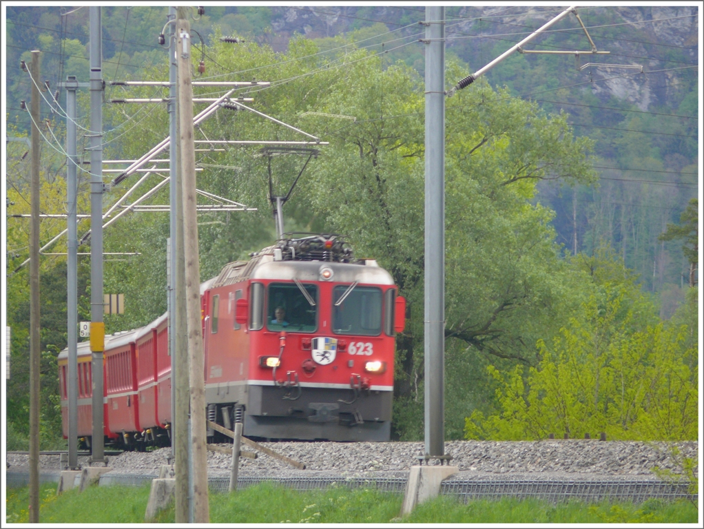 RE1228 mit Ge 4/4 II 623  Bonaduz  kurz vor Landquart. (04.05.2010)