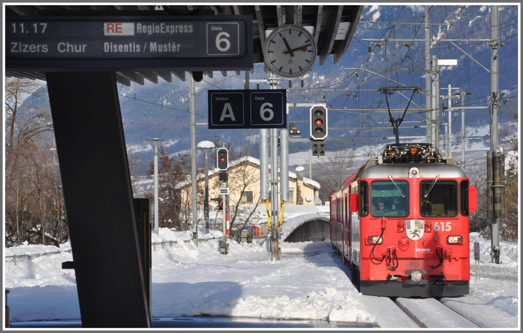 RE1228 mit Ge 4/4 II 615  Klosters  fhrt in Landquart ein. (23.12.2011)