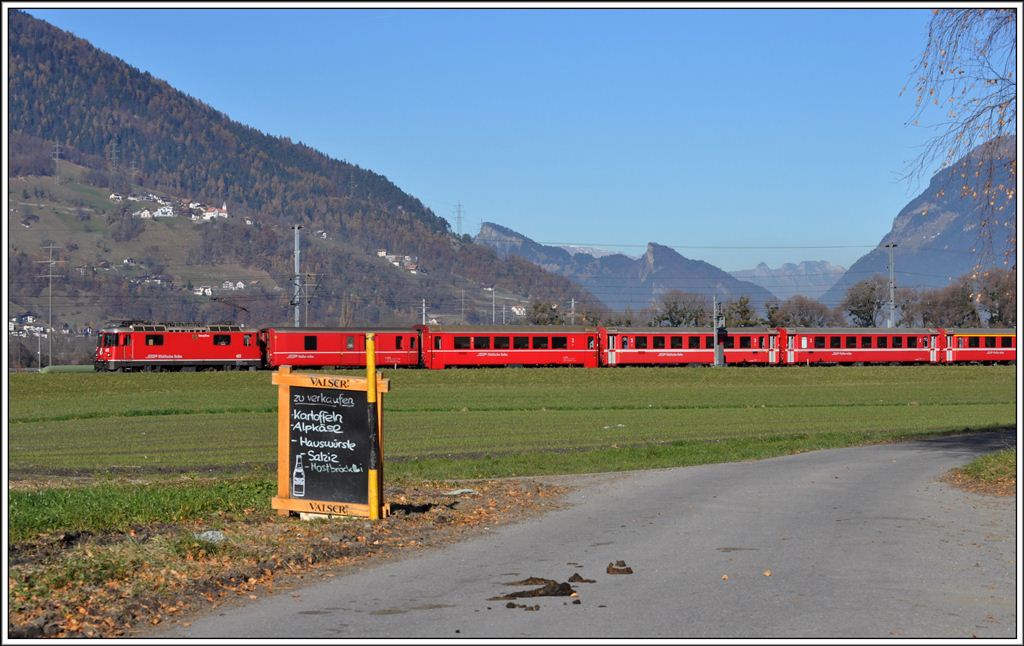 RE1228 mit Ge 4/4 II 613  Domat/Ems  beim Riedhof zwischen Igis und Zzers. Im Hintergrund Mastrils, der Flscherberg und Teile des Alpsteins. (20.11.2012)