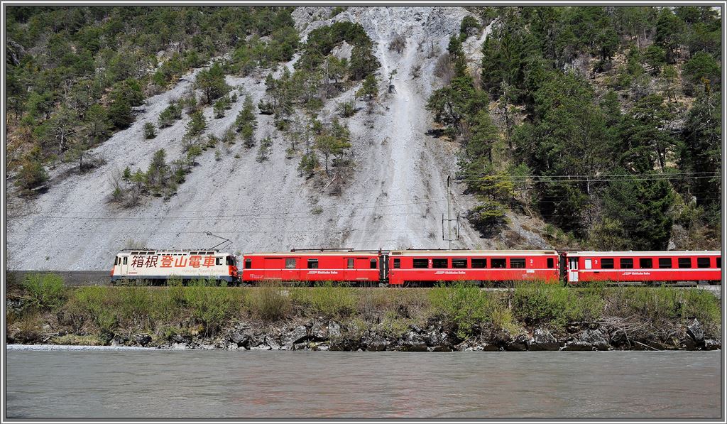 RE1228 mit Ge 4/4 II 622  Arosa  in der Ruinaulta bei Trin. (24.04.2013)