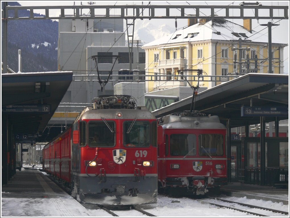 RE1229 mit Ge 4/4 II 619  Samedan  nach Scuol-Tarasp und Be 4/4 516 nach Thusis stehen im Bahnhof Chur. (29.01.2010)