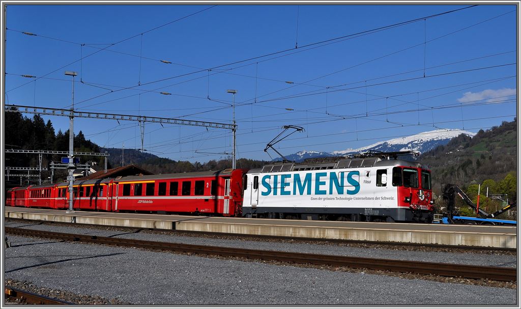 RE1229 mit Ge 4/4 II 616  Filisur  in Reichenau-Tamins. Auf dem Crap sogn Gion in Laax liegt immer noch viel Schnee. (24.04.2013)